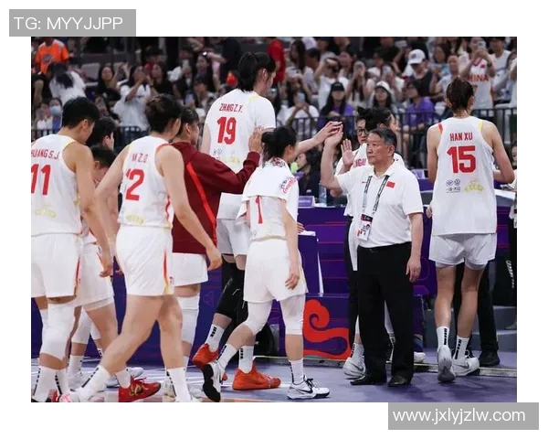 中国女篮备战波黑宫鲁鸣亲自指导张子宇提升技艺